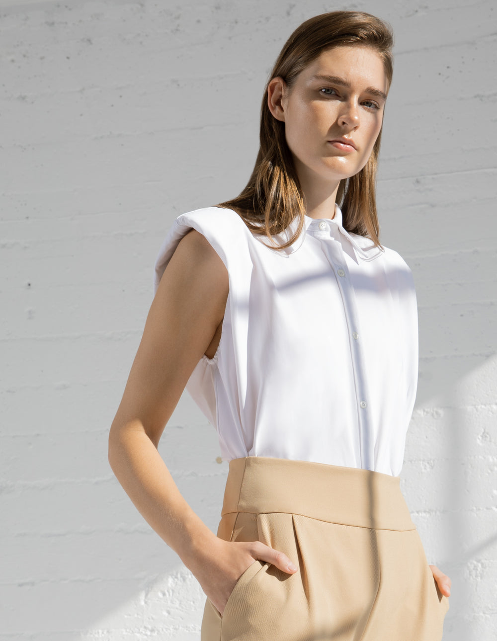 SLEEVELESS SHIRT IN WHITE